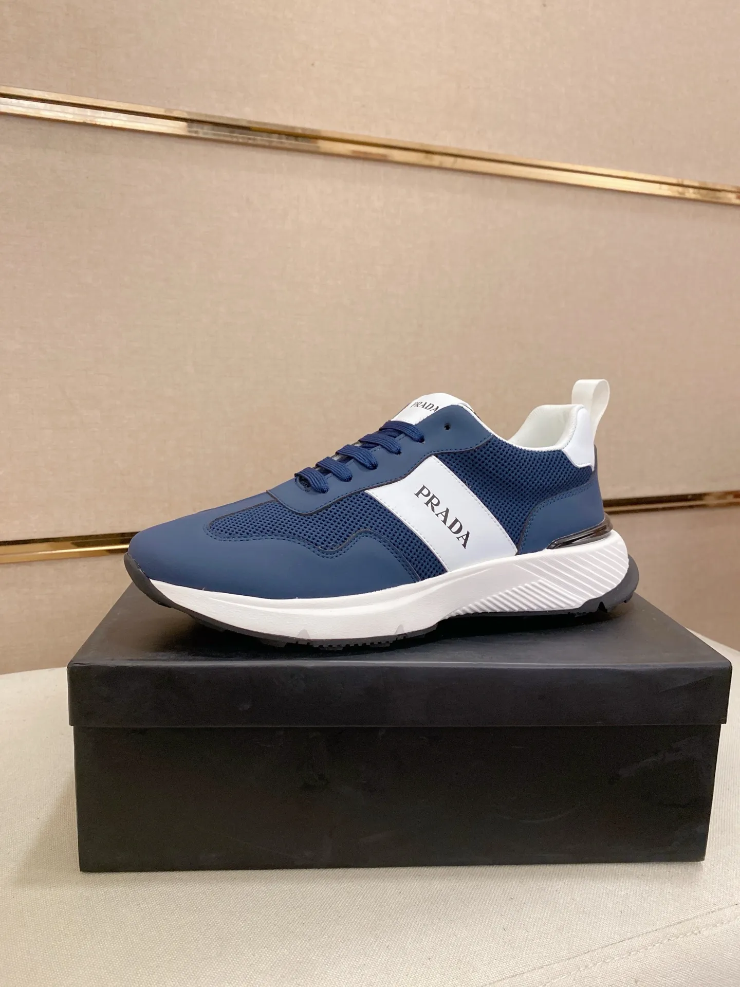 Men's shoes 💰 442💰 ✔️✔️✔️The new PRADA (Prada) counters are launched simultaneously. The new men's shoes and 😘fabrics are made of selected cowhide and waterproof and breathable fabrics. Lining: Breathable mesh lining. 👍🏿 High-end ☄️ air-cushion molded anti-slip rubber outsole, exquisite lines, simple and elegant, comfortable and high-end for leisure travel. Code number: 38 to 44 (45 can be customized and cannot be returned or exchanged)